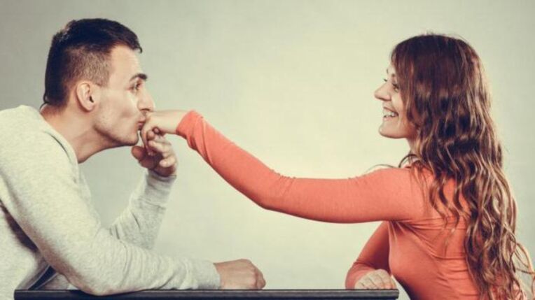 un chico cuida a una niña y piensa en agrandar el pene