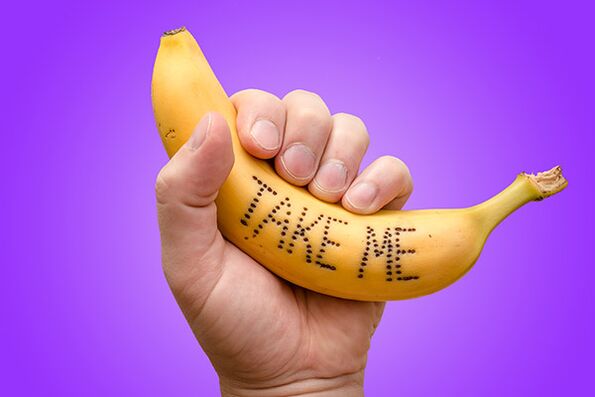 plátano en mano simboliza un pene con una cabeza agrandada