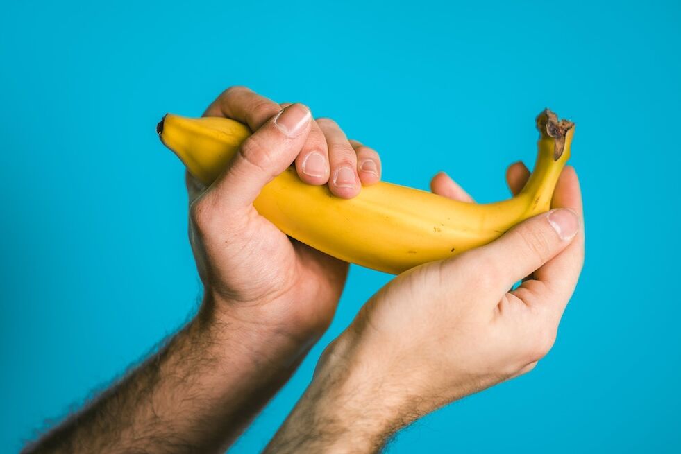 Ejercicio para aumentar el pene en el ejemplo de un plátano