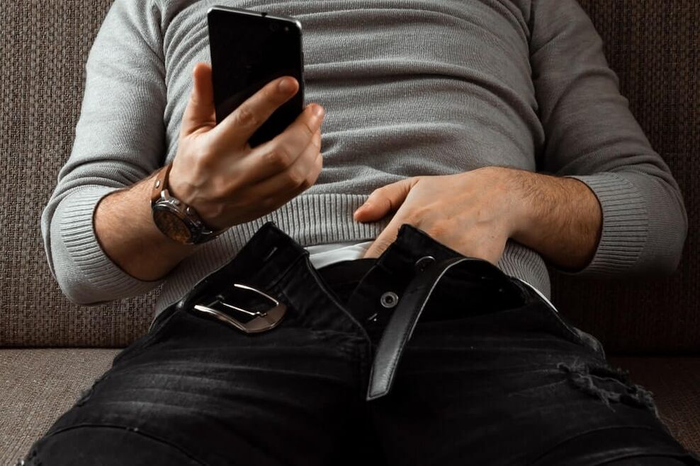 Un hombre antes de realizar un ejercicio para aumentar un miembro