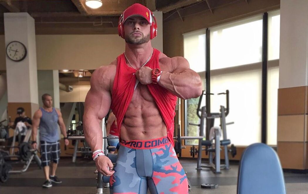 Hombre en forma de deportes en el gimnasio