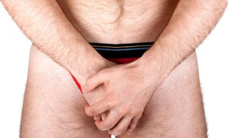 hombre haciendo masaje de pene para aumentar el grosor