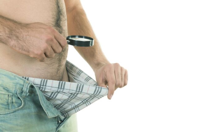 un hombre mira su pene y quiere agrandarlo
